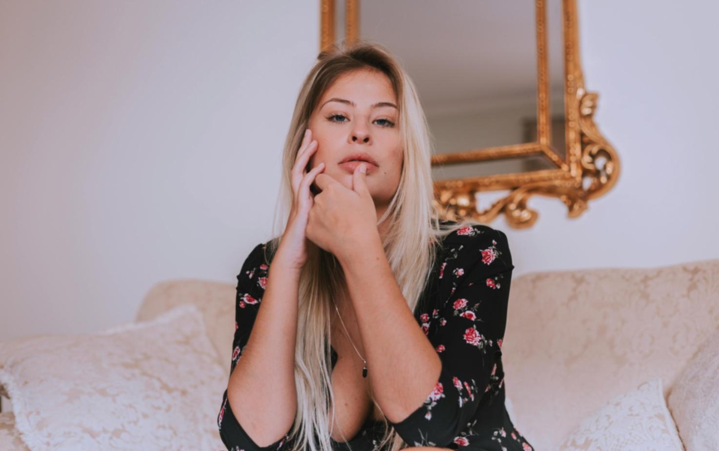 Praktische Makeup-Anwendung in kleiner Lerngruppe