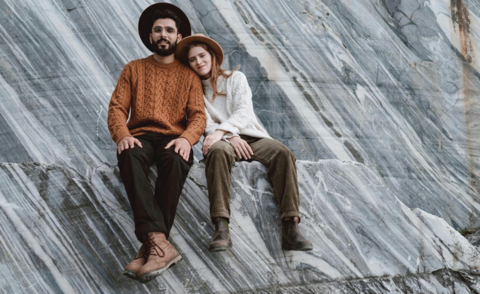 Detailaufnahme von Farbpaletten und Make-up-Produkten