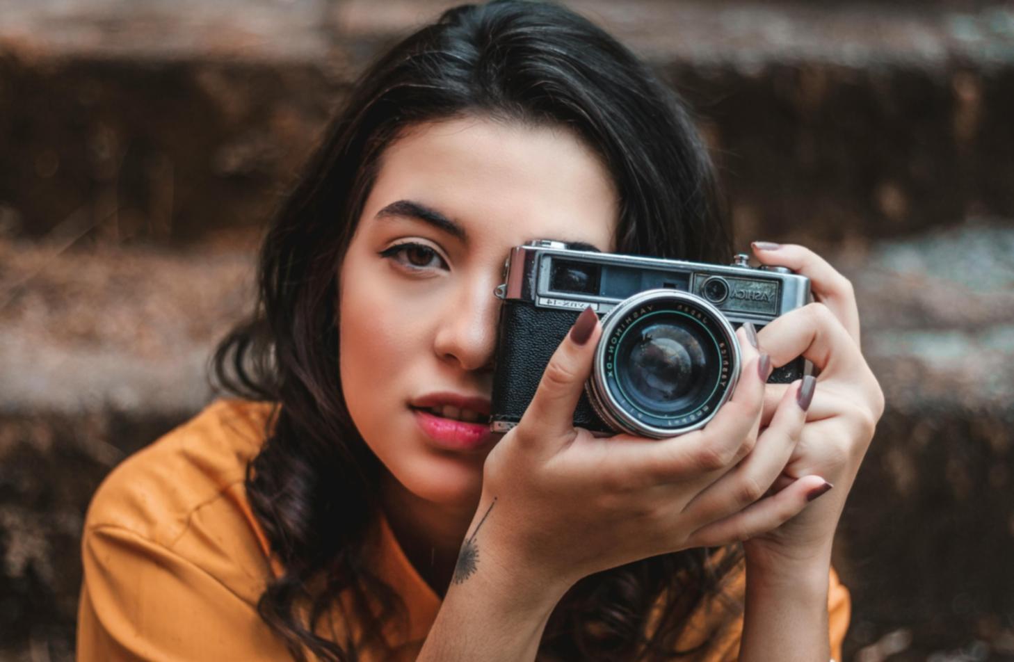 Verschiedene Makeup-Looks zeigen die Vielfalt der Farbtheorie-Anwendung