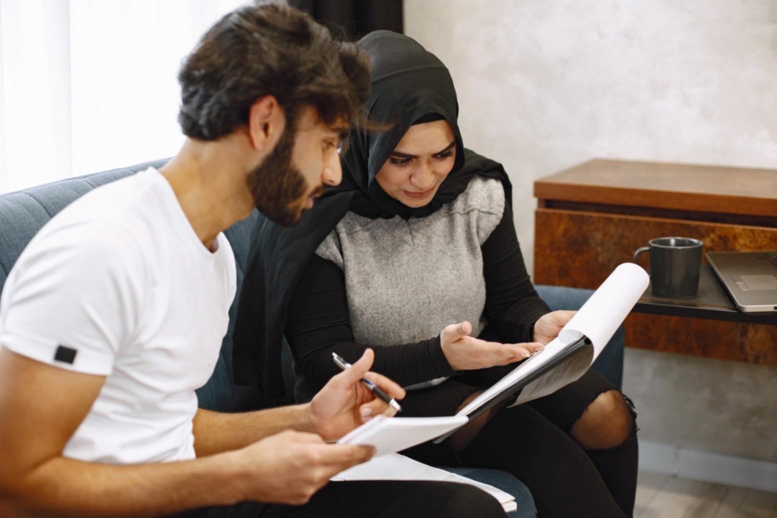 Professionelle Make-up Anwendung mit Fokus auf Farbharmonie